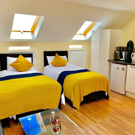 London Studio Apartments, Private Bathroom, Kitchenette, Parking, Np7 Eksteriør billede