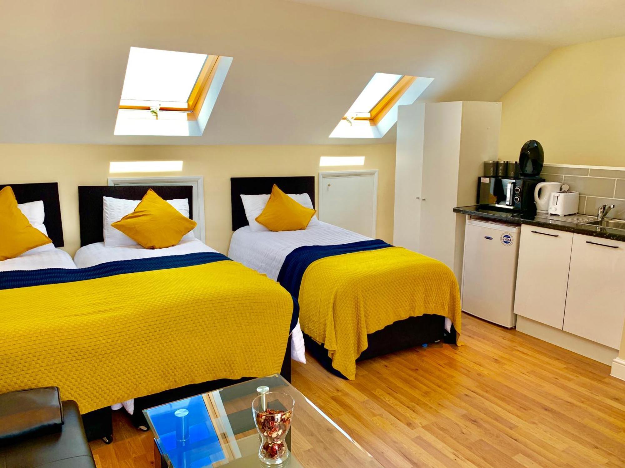 London Studio Apartments, Private Bathroom, Kitchenette, Parking, Np7 Eksteriør billede