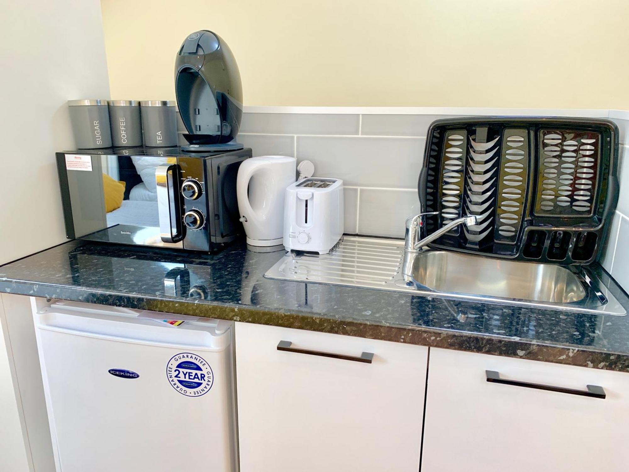 London Studio Apartments, Private Bathroom, Kitchenette, Parking, Np7 Eksteriør billede