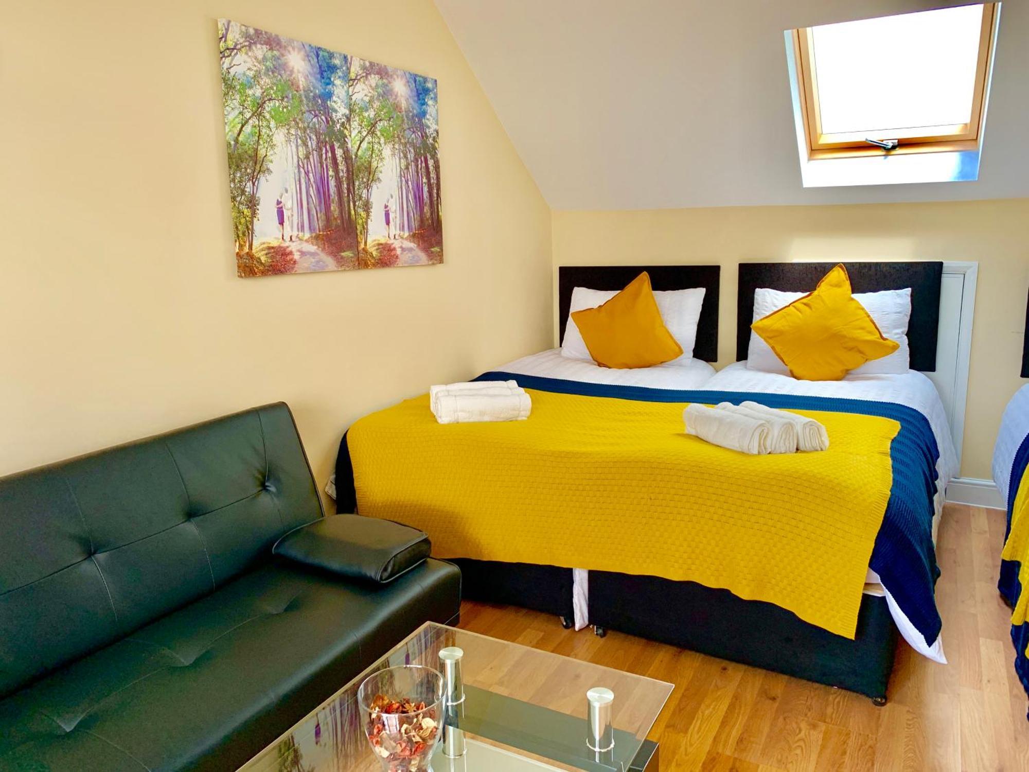 London Studio Apartments, Private Bathroom, Kitchenette, Parking, Np7 Eksteriør billede