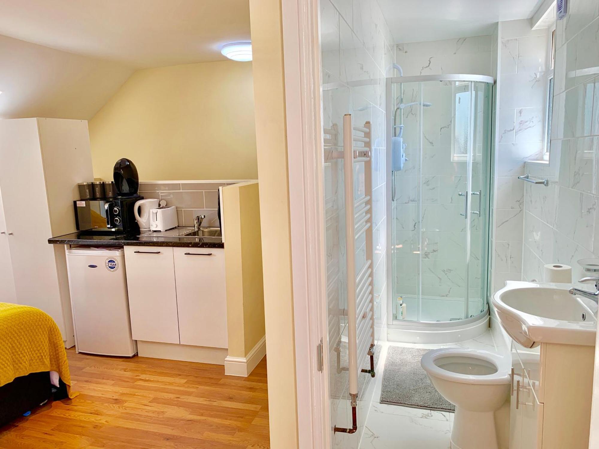 London Studio Apartments, Private Bathroom, Kitchenette, Parking, Np7 Eksteriør billede