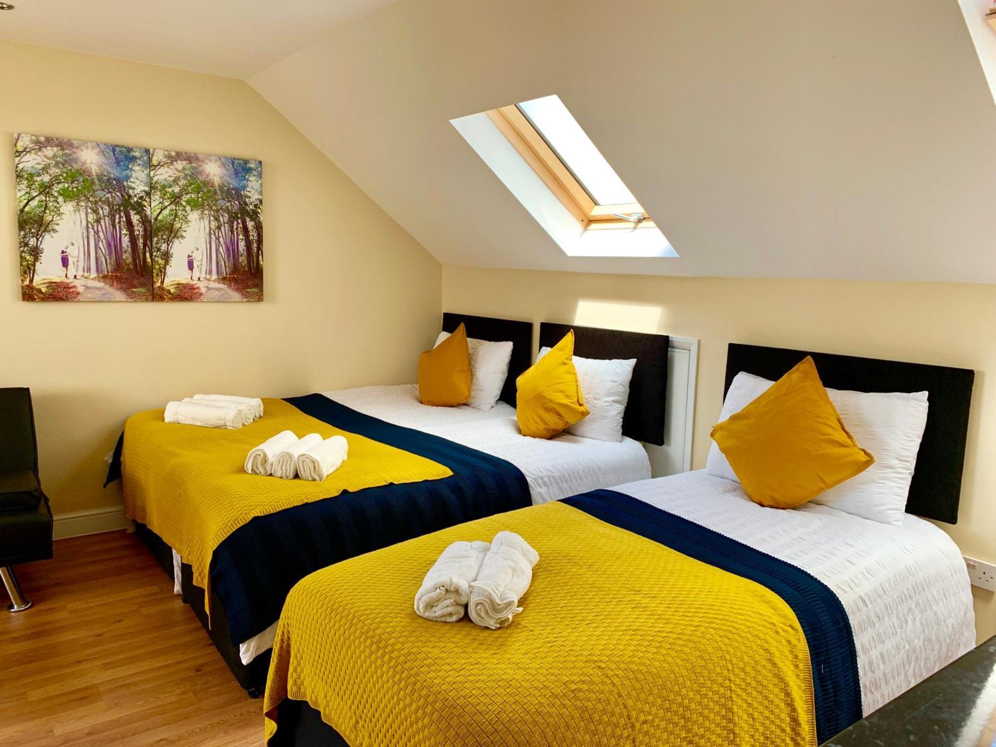 London Studio Apartments, Private Bathroom, Kitchenette, Parking, Np7 Eksteriør billede