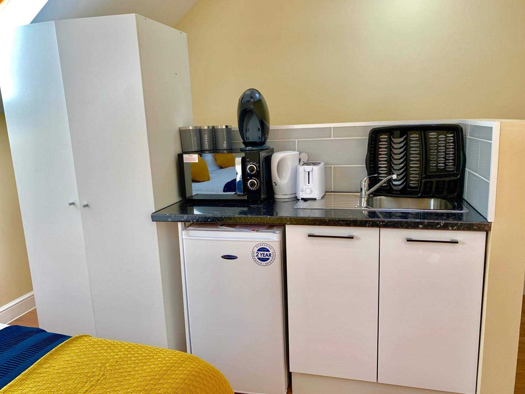 London Studio Apartments, Private Bathroom, Kitchenette, Parking, Np7 Eksteriør billede