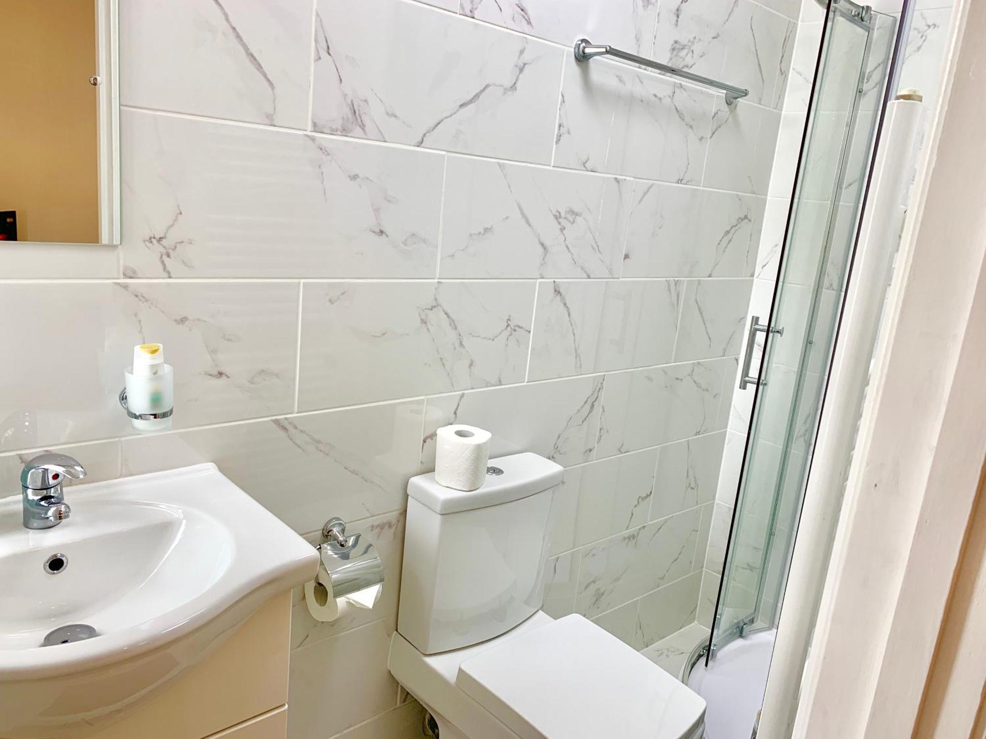 London Studio Apartments, Private Bathroom, Kitchenette, Parking, Np7 Eksteriør billede